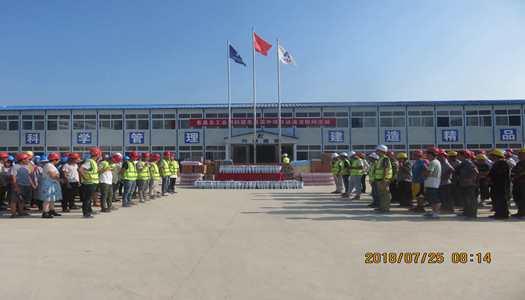 息縣縣領(lǐng)導(dǎo)、總工會主席迎著酷暑 送清涼慰問息縣高中項目一線工人